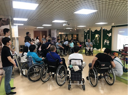 图为与残疾人交流